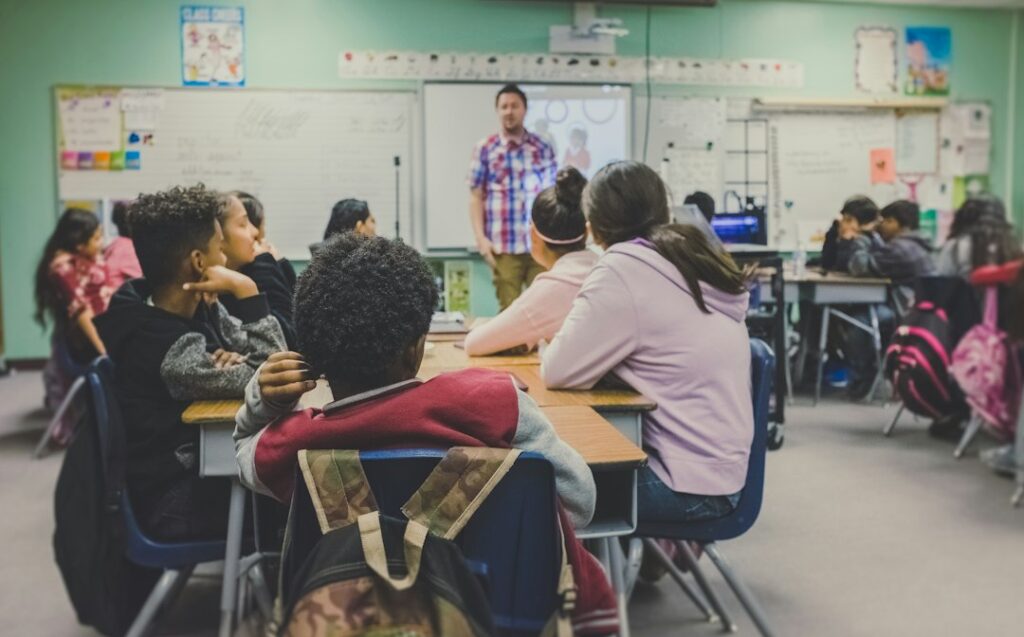 Apprenants en cours avec un formateur au centre de formation