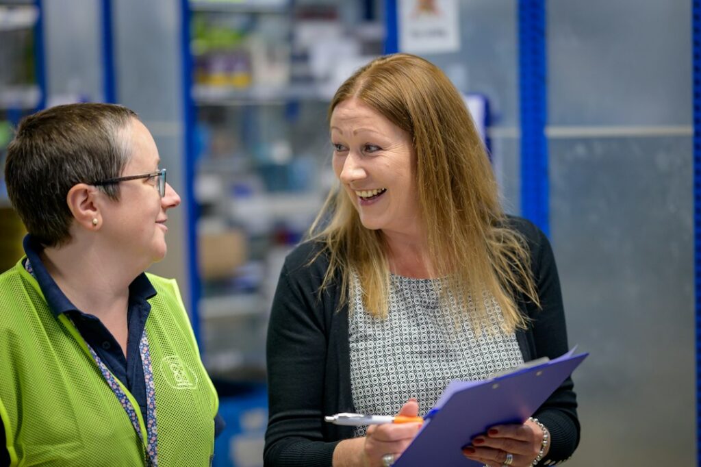 Responsable de magasin échangeant avec une collaboratrice