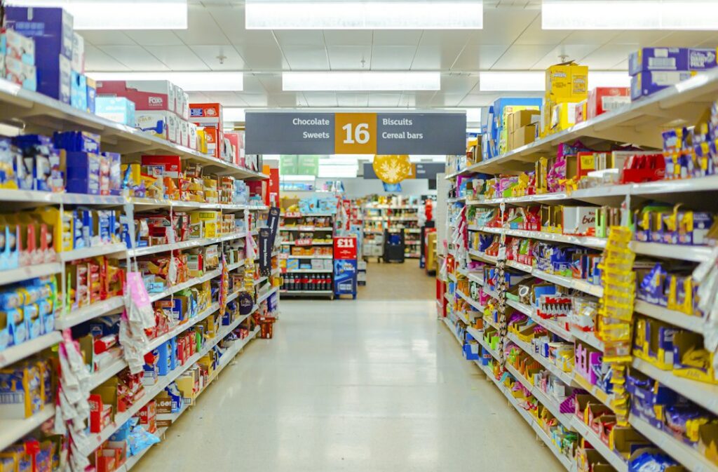 Allée de supermarché avec des rayons bien achalandés