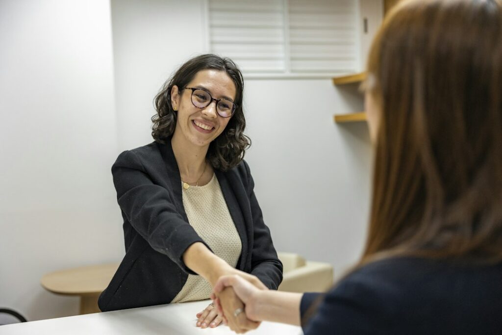 Candidate serrant la main d'une recruteuse lors d'un entretien
