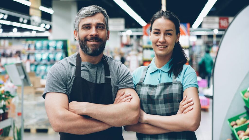 Deux vendeurs souriants dans un magasin